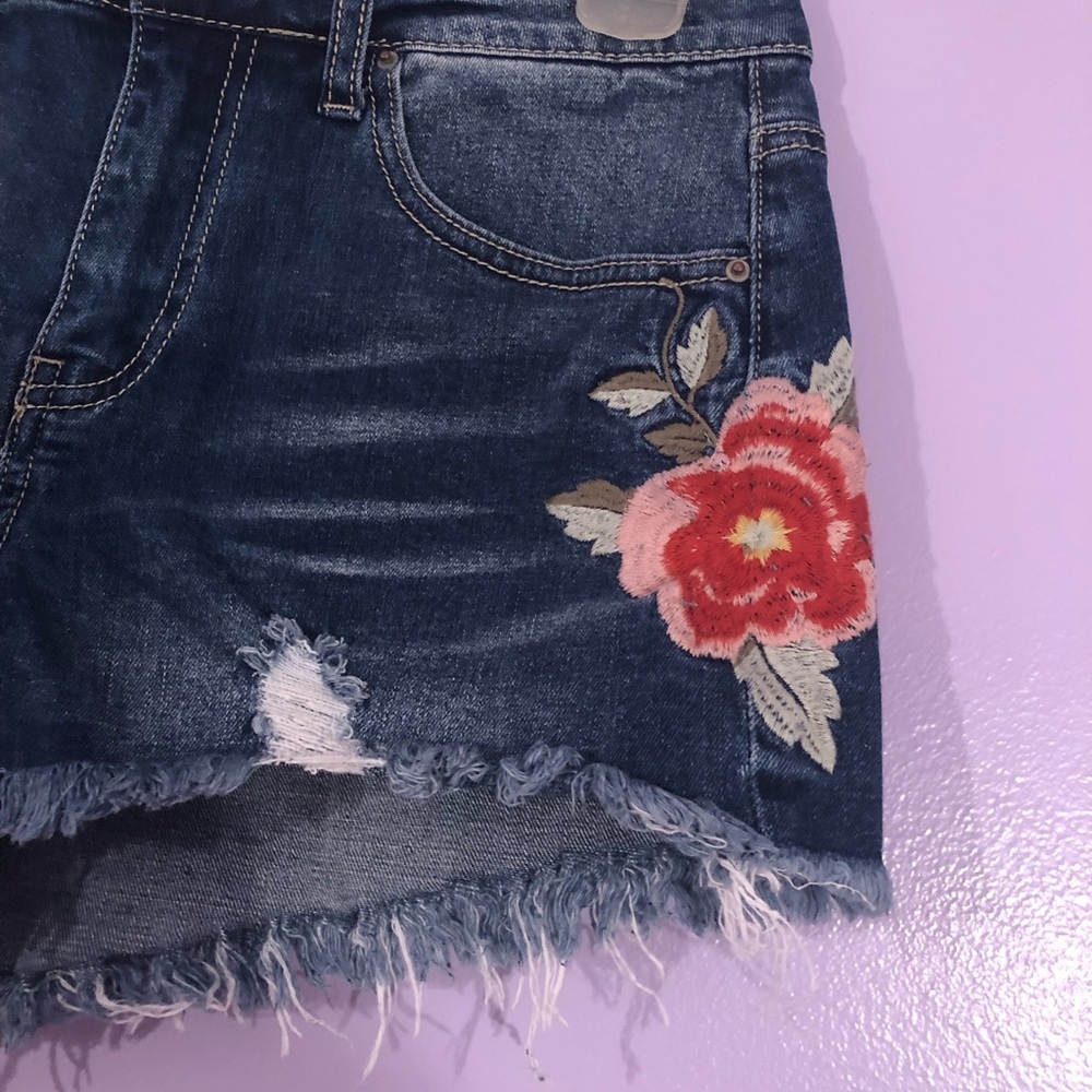 NWOT High Waisted Flower Embellished Jean Shorts Size 5 - Picture 2 of 8